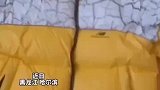 男子穿一件衣服被保安拒绝三次进大厦