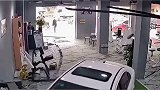 小车失控冲进健身房！