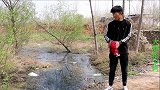 小伙强磁打捞儿时的废弃水池，打捞上什么好东西？让小伙又惊又喜