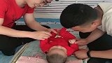 让两个大男人带会孩子，真是什么招都用上了，咱也不敢问！