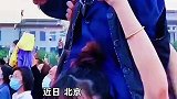 女孩独自带着爷爷到北京圆梦，看升旗逛故宫