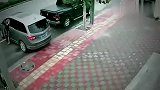 男子潇洒下车，却摸不到车门，监控拍下这样的搞笑画面