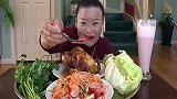 泰国女人又来了，今天吃烧鸡和蔬菜沙拉，吃相依然还是老样子