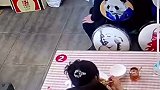 为了9块钱？女子吃米线自己揪头发丢碗里要求退钱，监控还原全过程店主看了想笑…  曝光