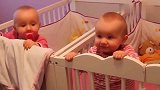 双胞胎小宝宝听到音乐，接下来宝宝的反应太可爱了！