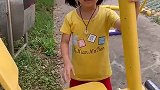 这么多健身器材，姐姐终于愿意让我玩其中一个了