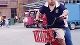还在那里看热闹？过来帮忙啊