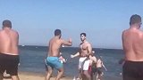 英国游客在巴塞罗那海滩斗殴 场面混乱难以控制