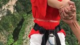 姑娘来蹦极了，跳下去之前说的话令人动容，真的好有感触