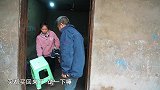 桃子姐和妈妈逛街回来，包立春想喝汤，炖一锅猪肚鸡汤，美滋滋