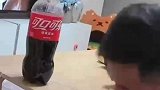 洗脚盆旁畅饮可乐