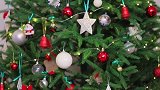 众人装扮圣诞树，女子制作了亮闪闪的小球，真是太厉害了！