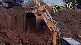 挖掘机配合的很默契
