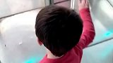 孩子不愧是孩子就是勇敢，镜子迷宫都敢这样乱冲