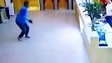 外卖员超时提前点击送达，竟然将外卖直接丢给顾客