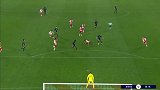 第62分钟里昂球员孟菲斯射门 - 打偏