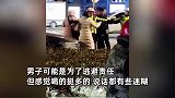 男子酒驾被查与妻子疯狂叫嚣，交警一招制服，拍摄者：他还骗警察