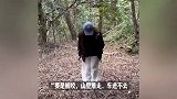 女子徒步误将蛇窝当野生蹦床