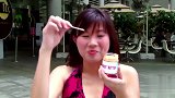 恶搞：美女掏耳朵后把耳屎吃进嘴里，恶心的路人连连后退