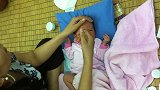 家里月嫂精心照顾新生儿口腔卫生，宝宝的反应有点萌！