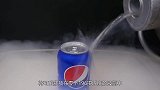 将可乐放在196℃液氮速冻后用铁锤砸开，有趣的现象发生了！