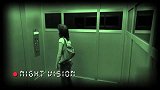 关灯之后电梯里突然多了一个人，路人非常的害怕