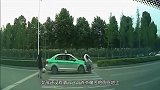 一辆出租车撞人后，司机居然不下车，若不是监控，谁信