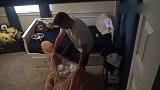 爆笑整蛊：男子钻进毛绒玩具里整蛊女友，妹子吓坏了反手就是一拳