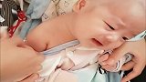 宝宝来了：小宝宝本来正在熟睡，一针下去就不淡定了