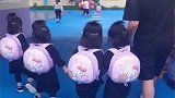 四胞胎女儿上幼儿园，爸爸每天都跟打战一样，看完别笑！