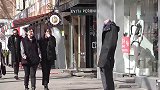 国外恶搞，伪装成无头假人模特吓唬行人，美女们被吓得大叫起来