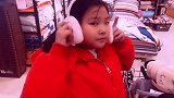 东北小姐姐带妹妹逛街，妹妹非要买围棋，姐姐却要五子棋，代沟啊