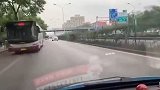 男子驾老年代步车在北京高速辅路逆行 拍视频炫耀火了