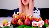 妹子吃无花果，果肉厚实果汁丰富，真想尝尝