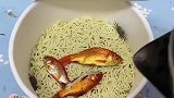 男子在家泡海鲜面，看着是真的新鲜