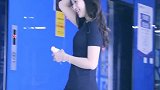 美女小姐姐一身紧身包臀裙紧绷绷的，烘托出迷之自信
