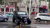 原来牧马人是这样过路障的，眼前这一幕，原谅我不厚道的笑了！