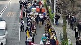 日本民众走上街头要求取消奥运会 并用蓝色防雨膜遮盖奥运五环