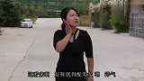 农民工踩了美女的鞋，美女逼他跪下舔干净，哥哥来到后美女怂了