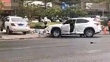 【广东】男子示爱不成驾车追撞女子和小孩 围观者：快跑