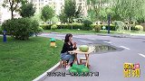 挑战用一根吸管吃西瓜，没想小伙是个高手，对小伙来说都是小意思