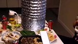 哈尔滨一男子在家与媳妇吃烤肉