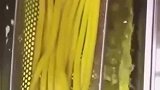 轻轻一拉就变成了条子，放进油锅变成小油条！大厨操作看得真舒服