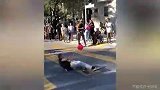 看着都疼！洛杉矶滑板少年街头被同伴撞飞