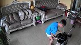 弟弟：也不是不想哭主要是着急自救