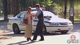外国人玩街头恶搞：警员和同伴才是真爱，俩人跳舞惊艳路人