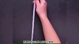 袜子破了个洞，一个拖把架，把袜子反过来套好，清理墙面上的灰尘