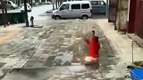 男孩玩弹弓，本以为会掉只鸟