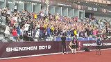 终于等到你！巴黎全队踩场亮相 球场内大批球迷鼓掌欢呼