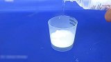 大神把两根导线放入盛满液体的杯子后，神奇的一幕发生了